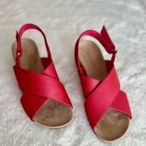 Vionic Vibrant Hot Pink Wedge Leather Band Sandal